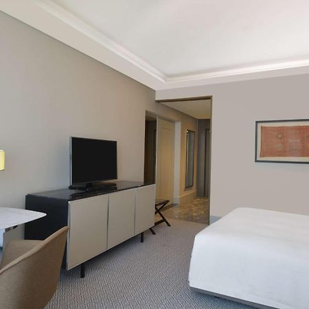 Hilton Tanger City Center Eksteriør billede A guest room at the hotel