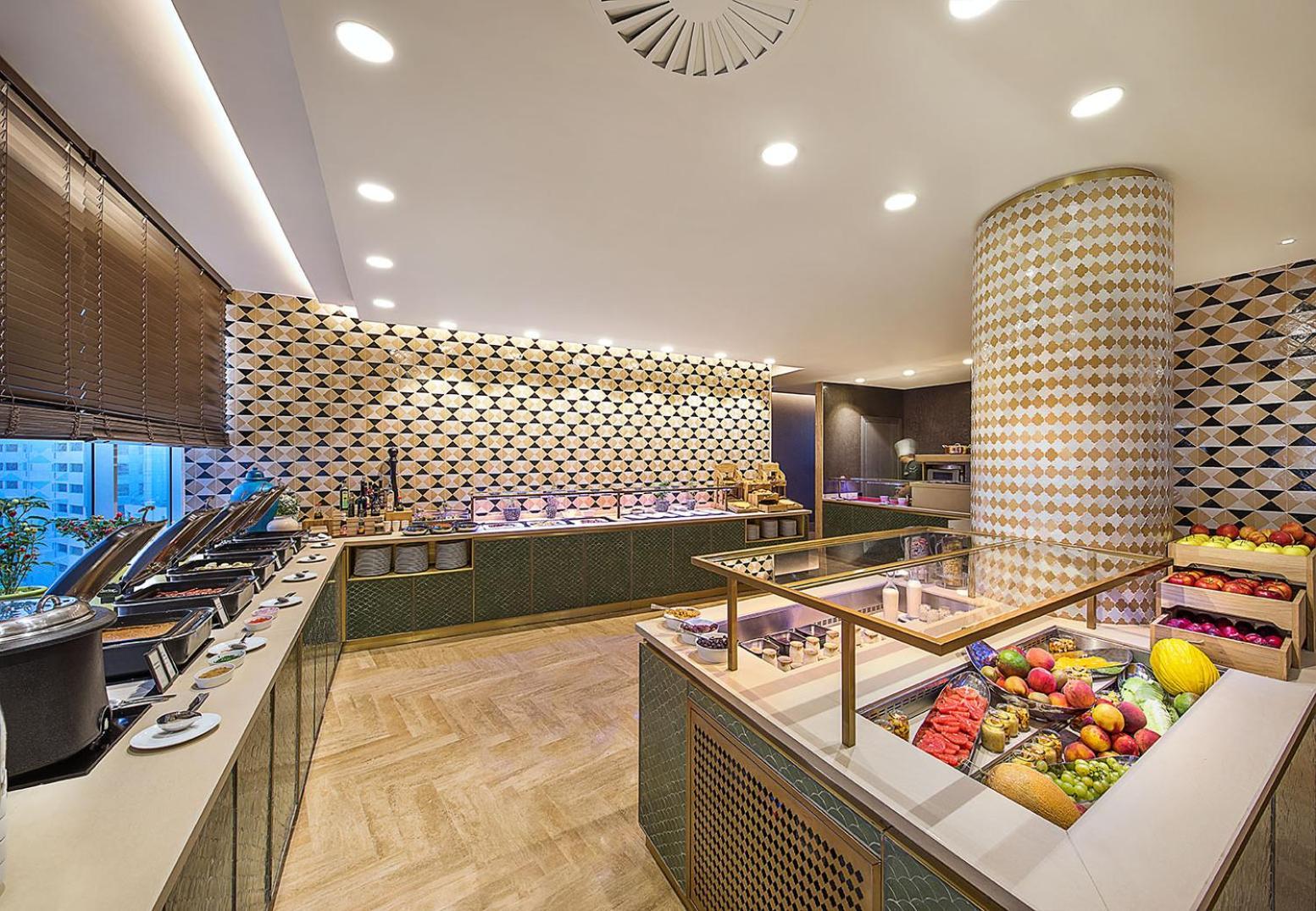 Hilton Tanger City Center Eksteriør billede The buffet at the lounge