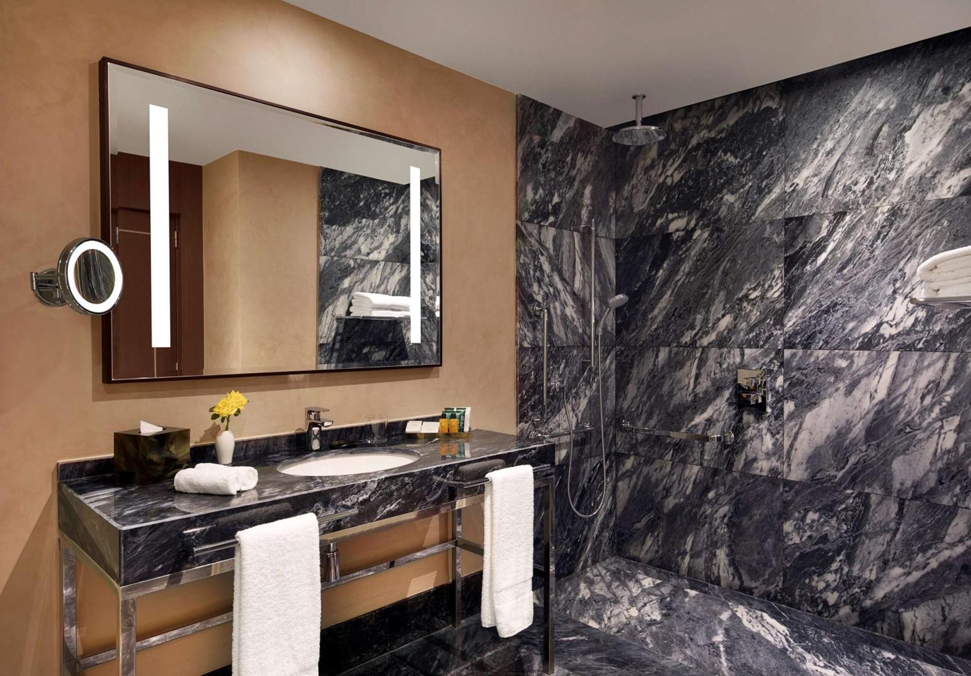Hilton Tanger City Center Eksteriør billede Bathroom